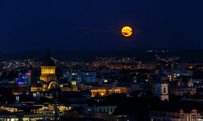Răsărit de lună fabulos, surprins de pe Cetățuie în Cluj-Napoca. Orașul arată fermecător în lumina nocturnă - FOTO