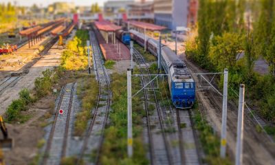 Un tren depășește gara, fără să oprească. Foto: Facebook CFR Călători