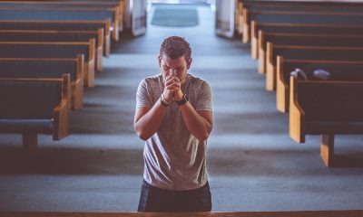 Bărbat care se roagă în biserică. Foto: Pixabay