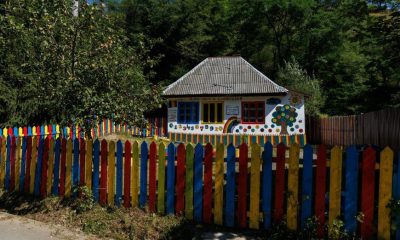 Școala colorată din Munții Apuseni, renovată de copii și săteni, are 6 elevi și 10 preșcolari: „Cei mici au pictat, adulții au făcut restul”