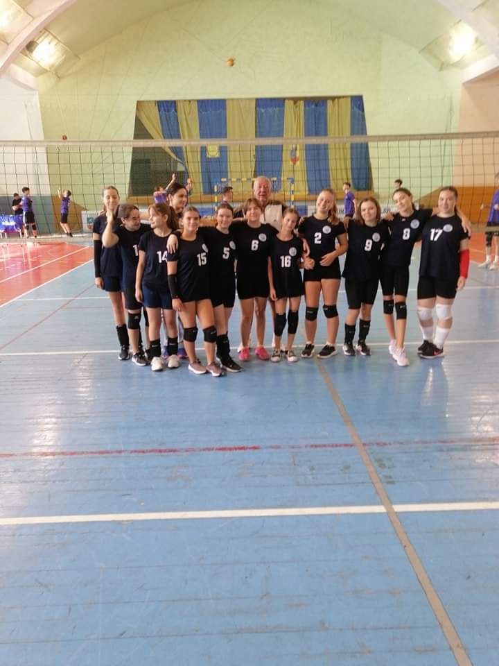 TurdaNews - Volei: Două amicale s-au jucat ieri la Câmpia Turzii, între echipele de fete și băieți de la Delfinii Ghirișeni și Academia de Volei "Marius Ciortea" Cluj-Napoca!