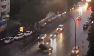 Un șofer grăbit s-a răzgândit asupra direcție unde mergea cu mașina și a întors pe contrasens pe linia dublă continuă/ Foto: captură ecran video Info Trafic Cluj-Napoca - Facebook