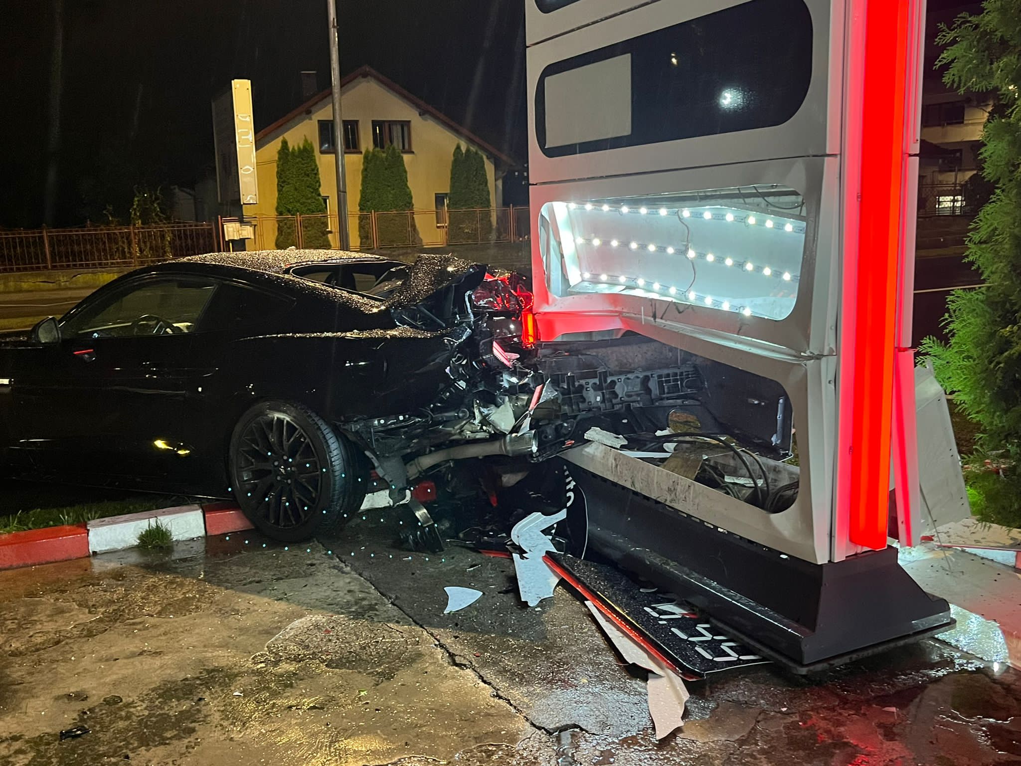 Accident cu muscle-car pe Calea Turzii, din Cluj! A făcut prăpăd la benzinărie - FOTO