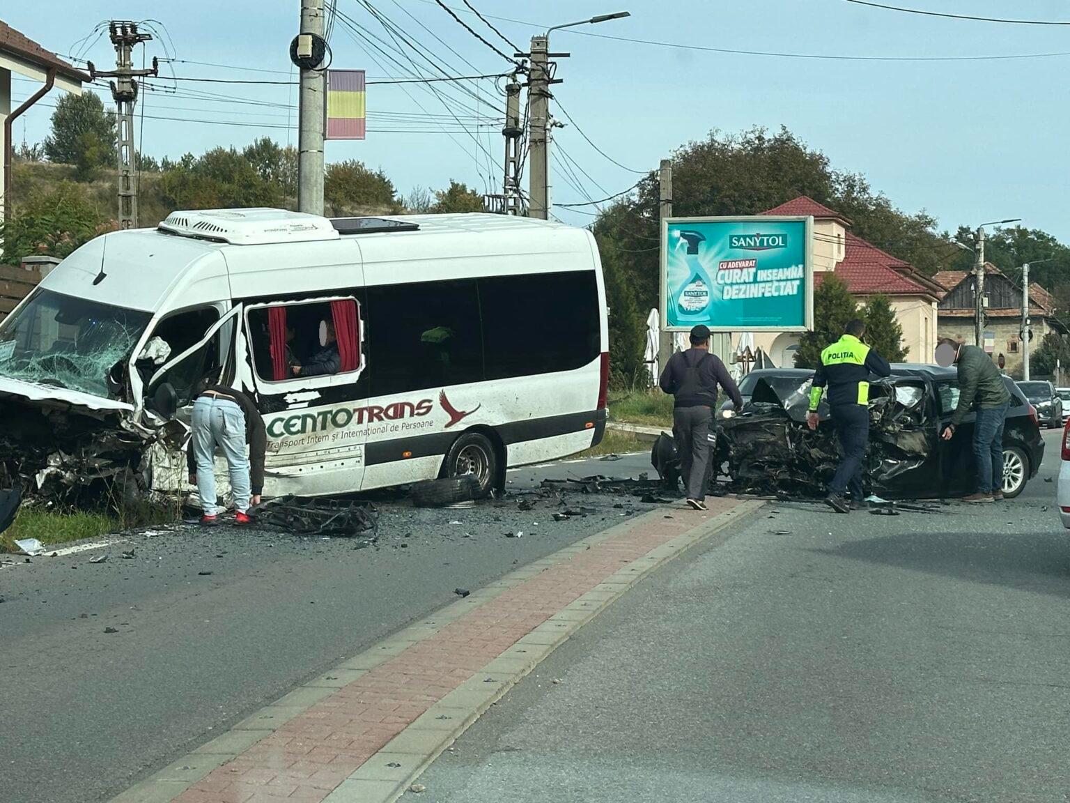 Accident grav în Feleacu! Un microbuz și o mașină, făcute praf în urma impactului violent, se intervine cu elicopterul SMURD