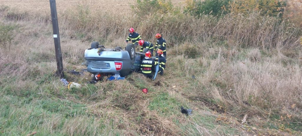 Accident în Cluj. O mașină s-a răsturnat / Două persoane, consultate de un echipaj SMURD