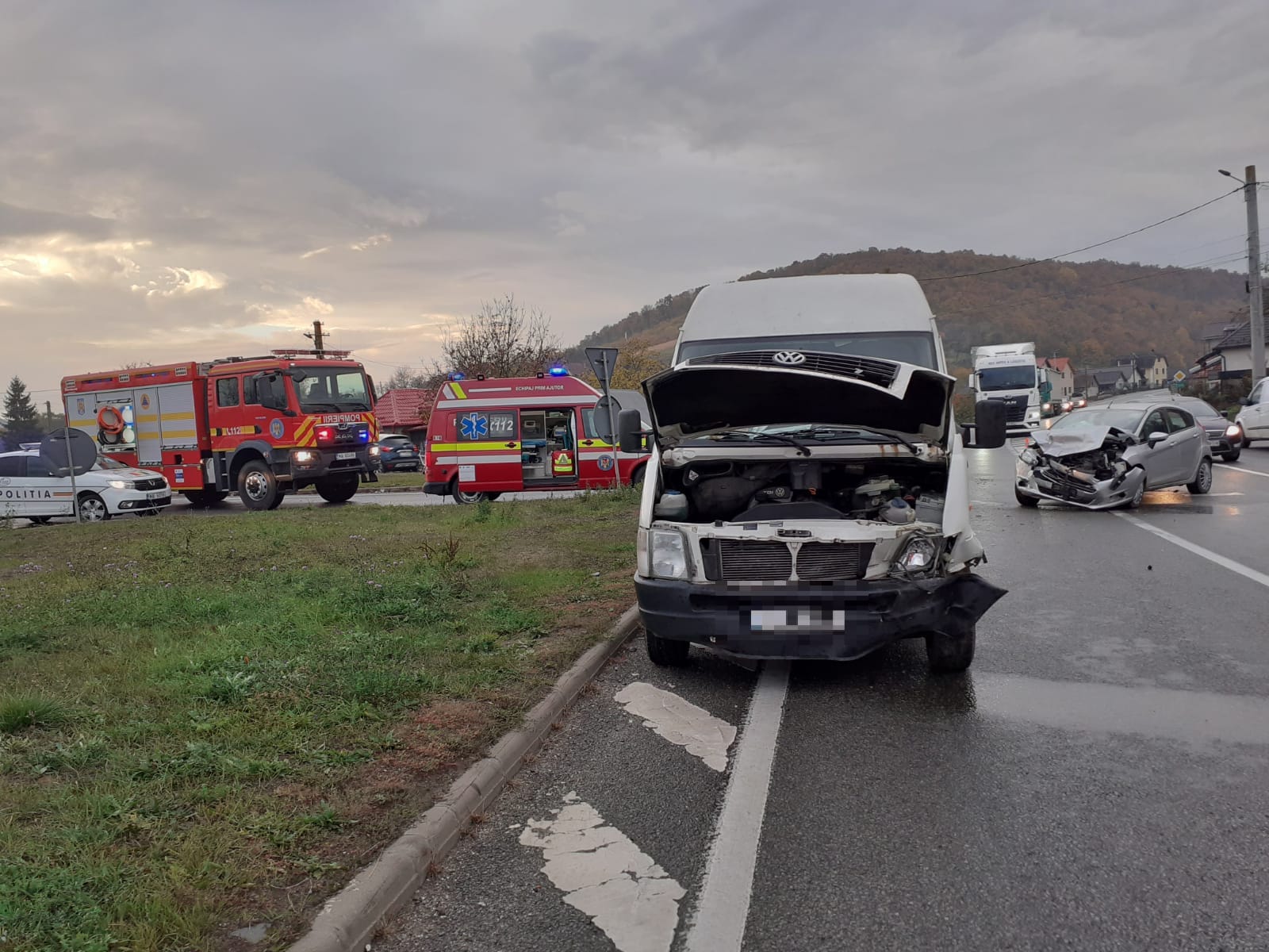 Accident în localitatea Bunești, Cluj! Un autoturism și o autoutilitară, făcute praf în urma impactului