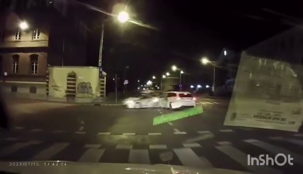 Accidentul din Piața Cipariu filmat LIVE de pe altă mașină! Un Uber s-a lovit cu un Bolt, ca în filmele cu prosti - VIDEO