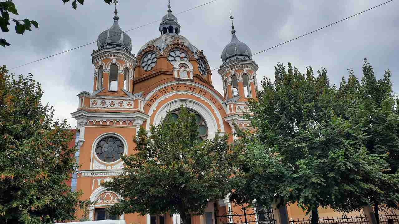 Alertă la sinagoga din Târgu Mureș. O grădiniţă a fost evacuată după ce au fost văzute două cutii suspecte