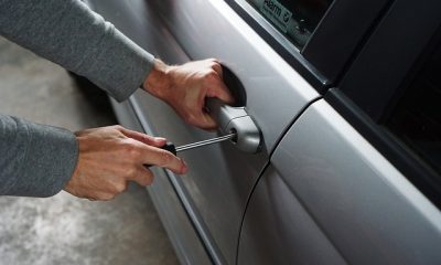 Un hoț încearcă să intre într-o mașină / Foto: pixabay.com