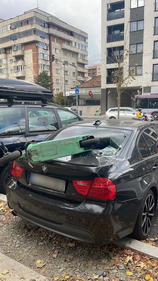 BMW distrus cu... trotineta. În parcare, pe Calea Mănăștur / "La Lukoil a luat o pompă și a început să stropească cu benzină"