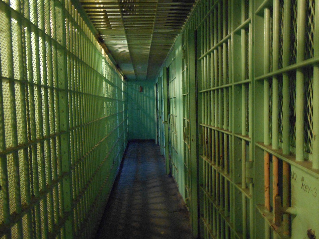 Un judecător a lucrat o lună la penitenciar pentru 5.000 de lei în plus la pensie. FOTO: Pixabay.com