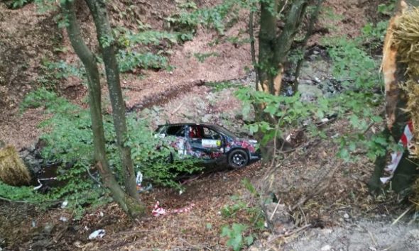 Mașina a căzut în râpă de la o înălțime de 5 metri/ Foto: ISU Cluj