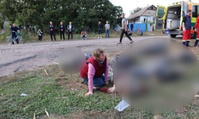 Femeie în genunchi lângă cadavre/ Foto: Zelenskiy / Official - Telegram