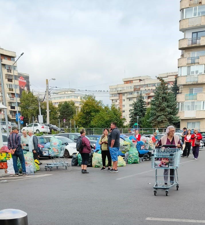Coadă la reciclare la un supermaket în Cluj-Napoca. Oamenii primesc bani în vouchere pentru orice recipient
