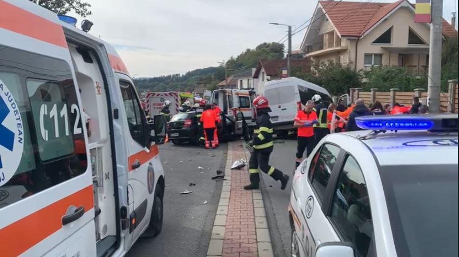 Cum s-a produs accidentul GRAV din Feleacu? 16 persoane au fost transportate la spital