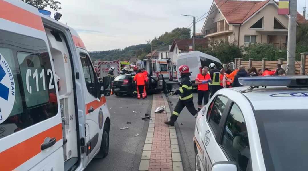 Cum s-a produs accidentul grav din Feleacu: Un șofer de 20 de ani a pătruns pe sensul opus de mers, 16 persoane au ajuns la spital