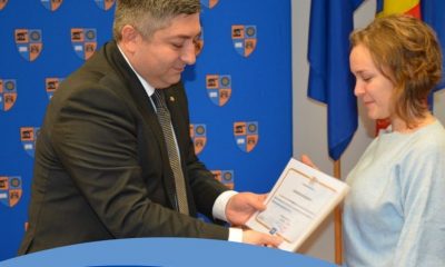 Șeful CJ Cluj, Alin Tișe, acordă un premiu / Foto: CJ Cluj