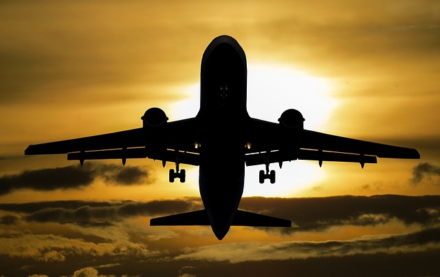 Un pilot al companiei Alaska Airlines, care nu era de serviciu, dar stătea pe strapontină în cabina piloţilor unui zbor comercial, a fost acuzat de tentativă de omor/ Foto: pixabay.com
