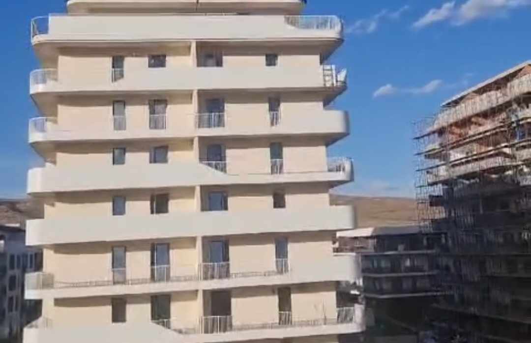 Imagini greu de privit! Doi copii au fost filmați în timp ce se jucau pe acoperișul unui bloc din Florești: „Îi cunoașteți? Sunt ai voștri?” - VIDEO