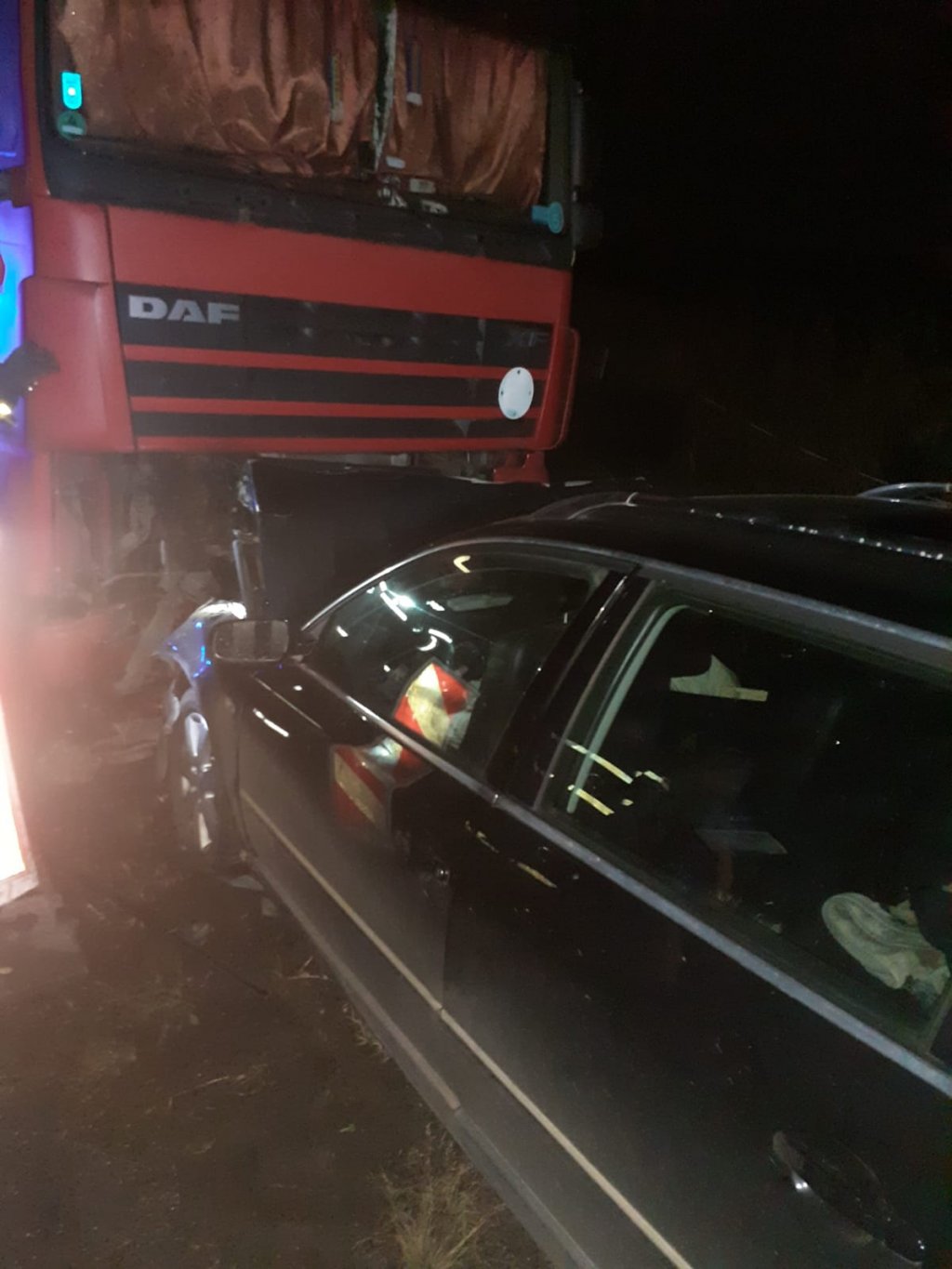 Impact între o mașină și un camion pe un drum din Cluj. Trei răniți, printre care și un copil
