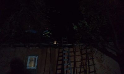 O casă din comuna clujeană Chiuiești a fost cuprinsă joi seara de flăcări/ Foto: ISU Cluj
