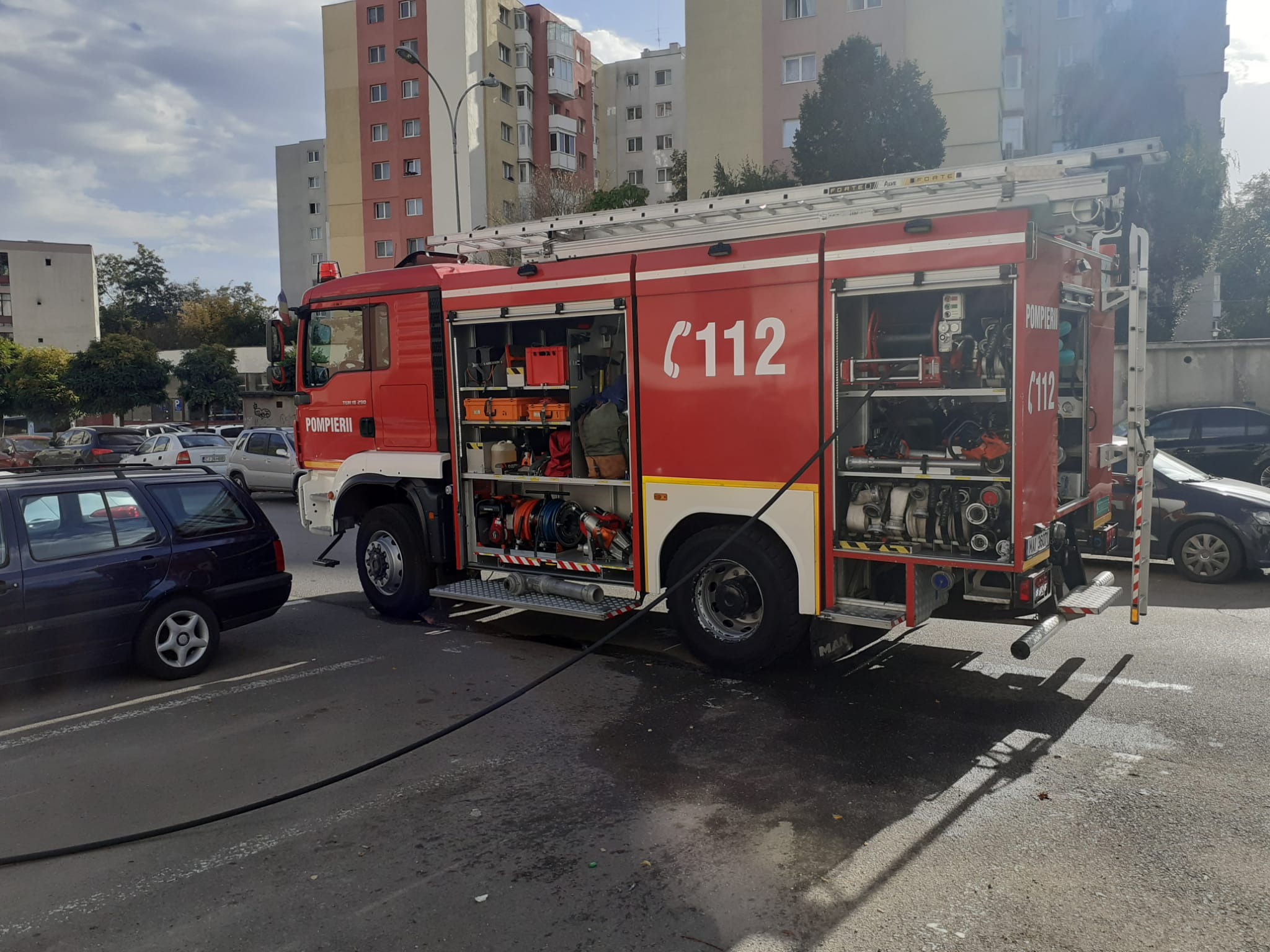 Incendiu la un bloc din Cluj-Napoca! Flăcările ar fi pornit de la focul lăsat aprins de persoane fără adăpost - FOTO