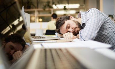 Bărbat care se odihnește la locul de muncă/ Foto: pixabay.com