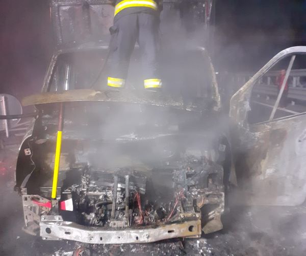 Mașina a fost distrusă de flăcări/ Foto: ISU Cluj