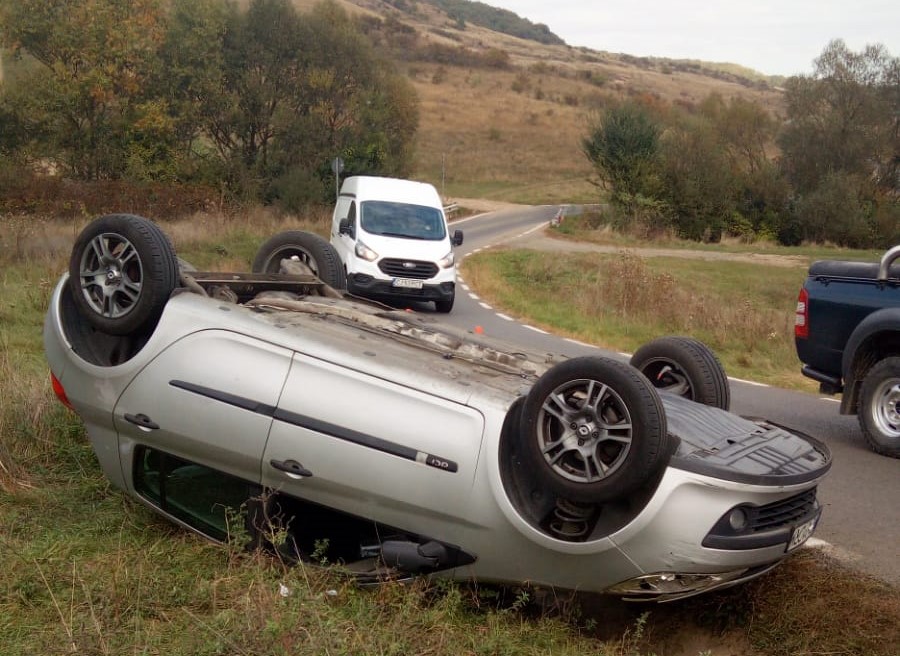 Mașină răsturnată pe varianta Florești - Donath. Un bărbat a fost consultat de echipajul SMURD