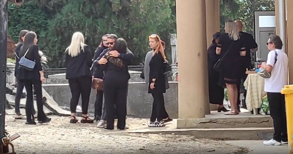 Momente sfâșietoare în Turda. Laura Roșca a fost condusă pe ultimul drum, sora geamănă a artistei a venit la înmormântare din Marea Britanie