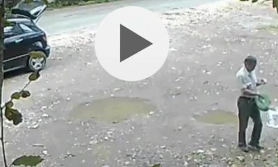 Nesimțirea unora nu are limite! Un bărbat a fost surprins în timp ce aruncă o pungă cu gunoi într-un râu din Cluj