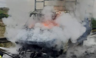 O autoutilitară a ars precum o torță pe DN1 E60 în apropiere de Căpușu Mare/ Foto: ISU Cluj