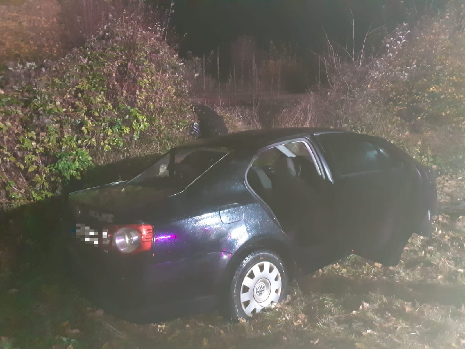 O mașină s-a răsturnat într-un șanț în localitatea Poieni, Cluj - FOTO