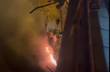 Marţi seară, la Mestre, lângă Veneţia, un autobuz a căzut de pe un pod şi a luat foc/ Foto: captură ecran video @RaffaellaRegoli - Twitter