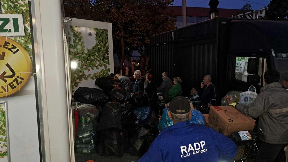 Scene incredibile! Clujenii au stat și noaptea la automatele de reciclare, atrași de cei 50 de bani - FOTO