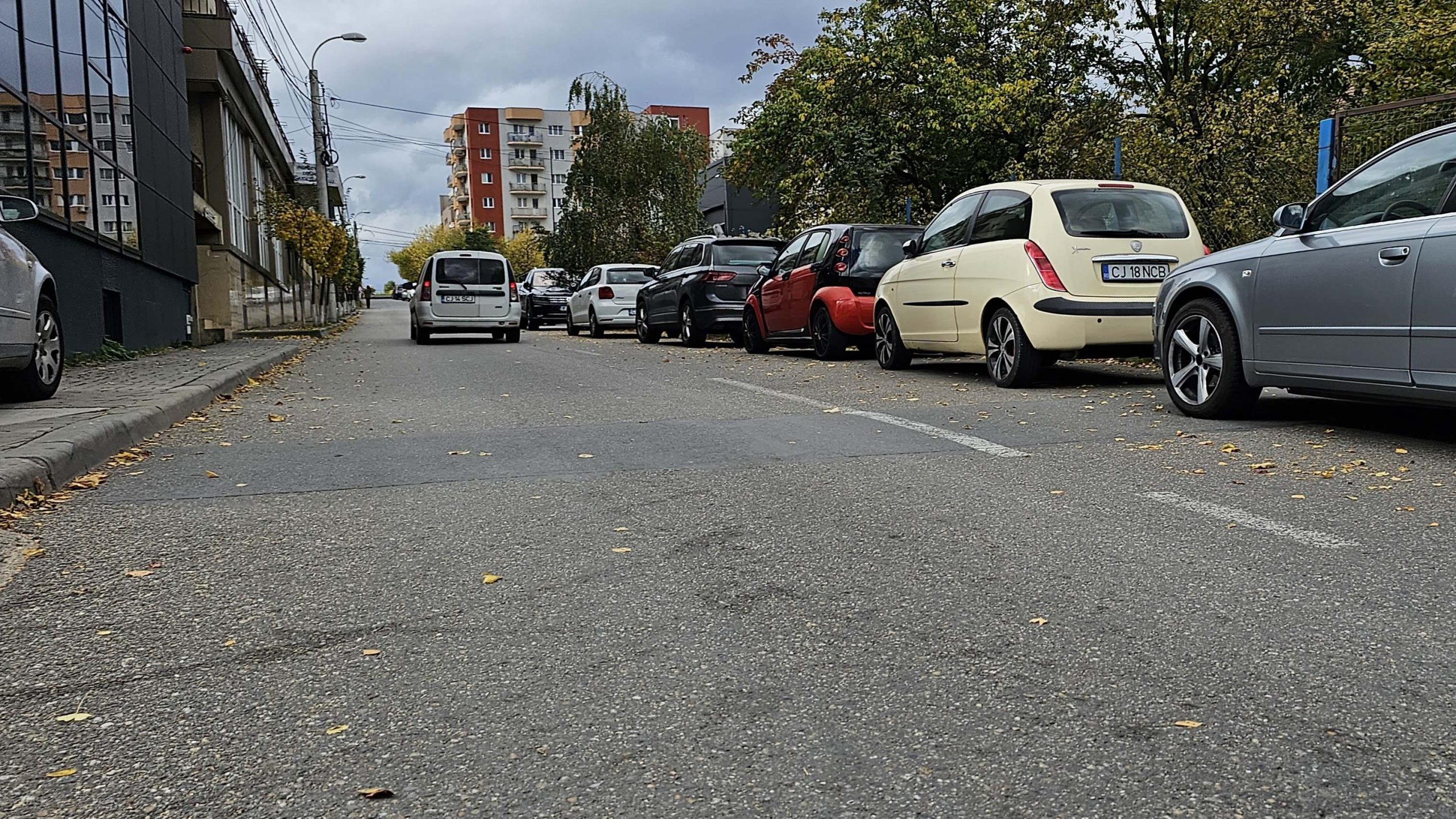 Strada pe care ”locuiește” Poliția Cluj e plină de mașini parcate neregulamentar: ”Nici Primăria, nici Poliția nu își face treaba” - FOTO