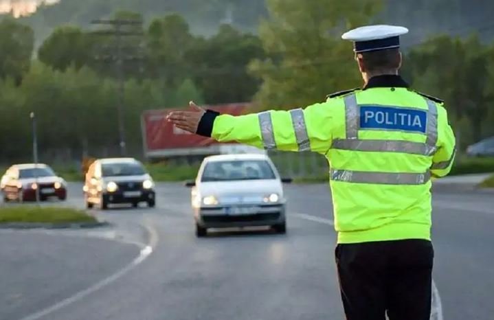 Tupeu și inconștiență pe drumurile din Cluj! Bărbat ARESTAT după ce a fost prins conducând fără permis o mașină cu numere false