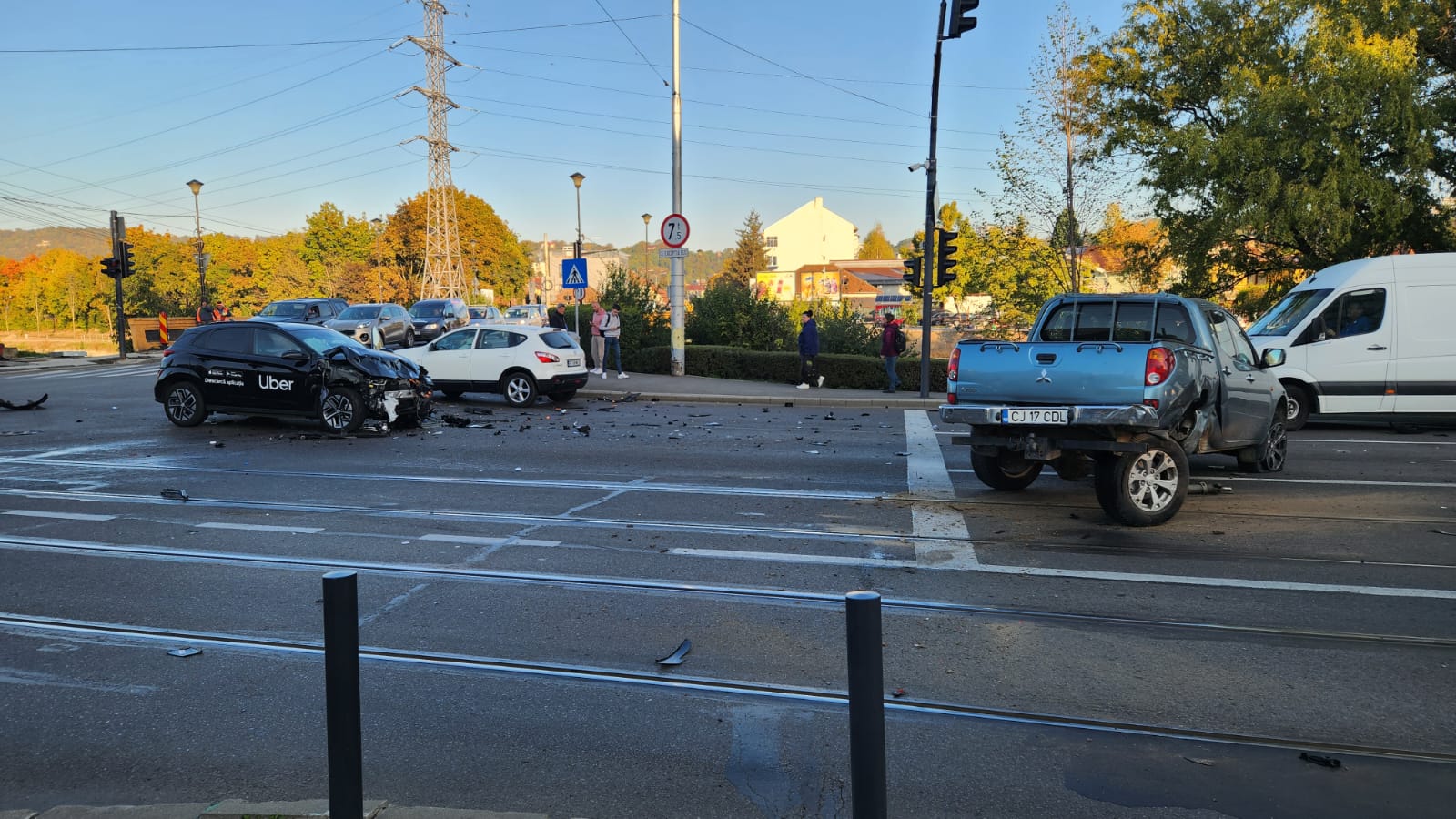 Un Uber s-a făcut praf în zona podului Garibaldi! ”Vin tot felul de șoferi în oraș, care nu cunosc zona!” - FOTO