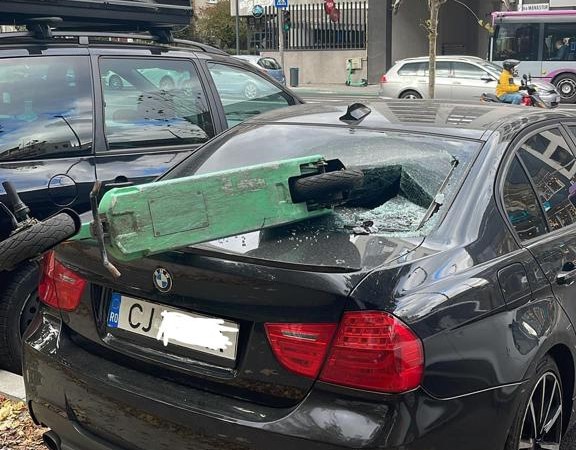 Un clujean s-a trezit cu luneta mașinii complet distrusă, în Mănăștur. Un individ a spart-o cu o trotinetă - FOTO