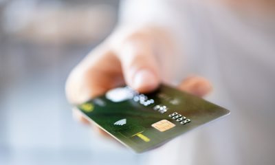 Un tânăr s-a împrietenit cu un bătrân și i-a furat cardul bancar / Foto: depositphotos.com