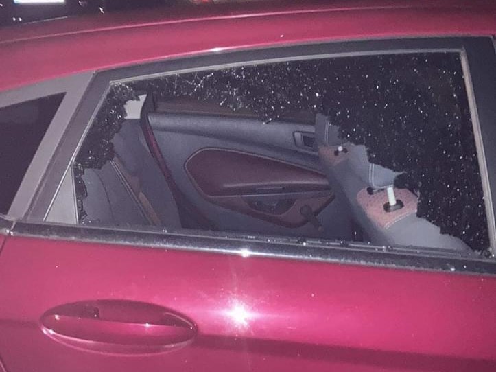 Un tânăr și-a găsit mașina vandalizată în Grigorescu! O persoană necunoscută i-a distrus geamul - FOTO