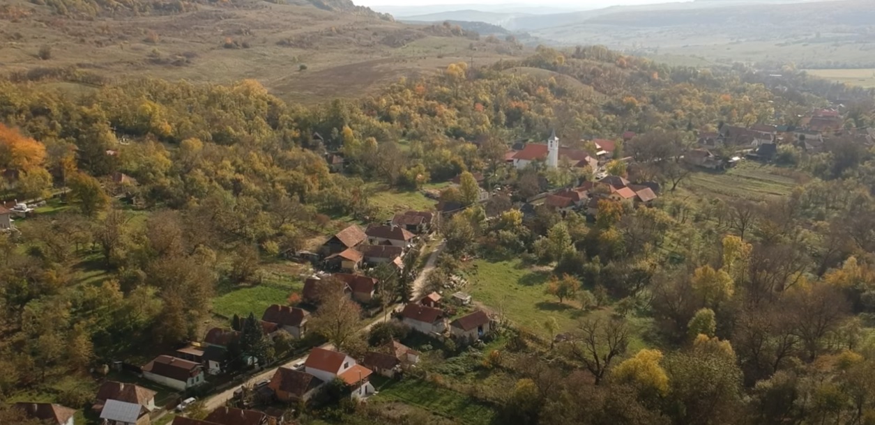 (Video) Satul de poveste din Cluj, excelent pentru o plimbare de toamnă. Este cunoscut drept satul de piatră cu aproximativ o sută de suflete și cinci biserici