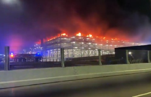 Incendiu la parcarea Aeroportului Londra Luton, miercuri dimineață, 11 octombrie/ Foto: captură video X (fostul Twitter) -  Megh Updates