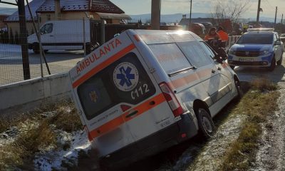 ACCIDENT într-o localitate clujeană! O ambulanță care transporta un pacient a ajuns în șanț - FOTO