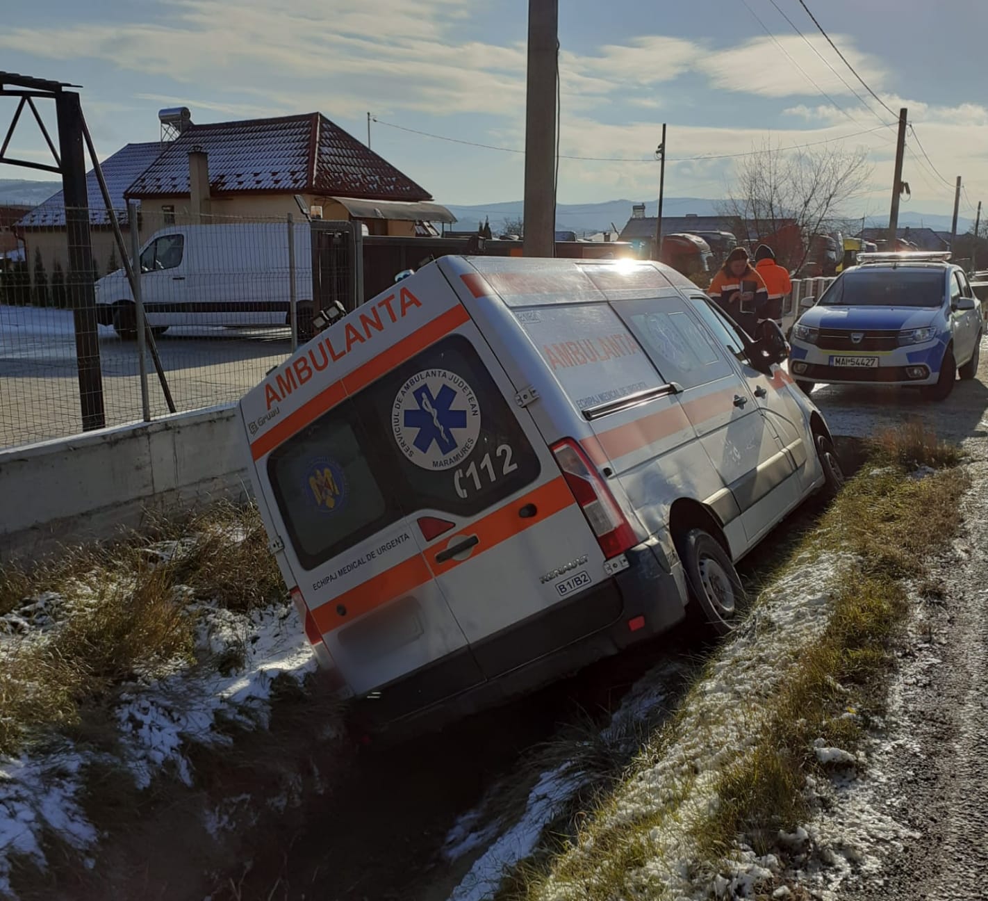 ACCIDENT într-o localitate clujeană! O ambulanță care transporta un pacient a ajuns în șanț - FOTO