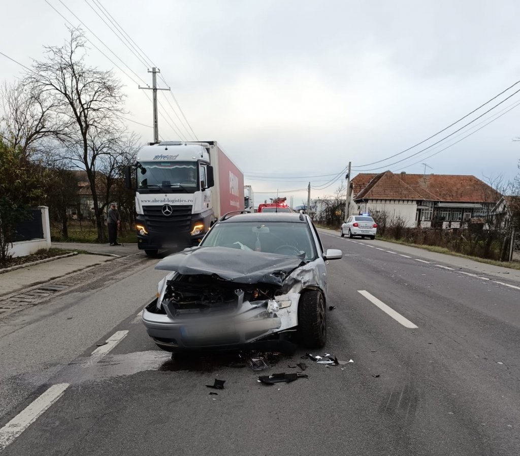 ACCIDENT între două mașini, în Cluj. Trei persoane, transportate la spital