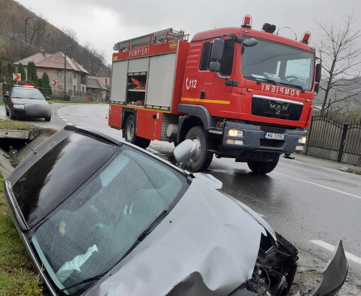 Accident în Poieni, Cluj! Doi bărbați au ajuns la spital - FOTO