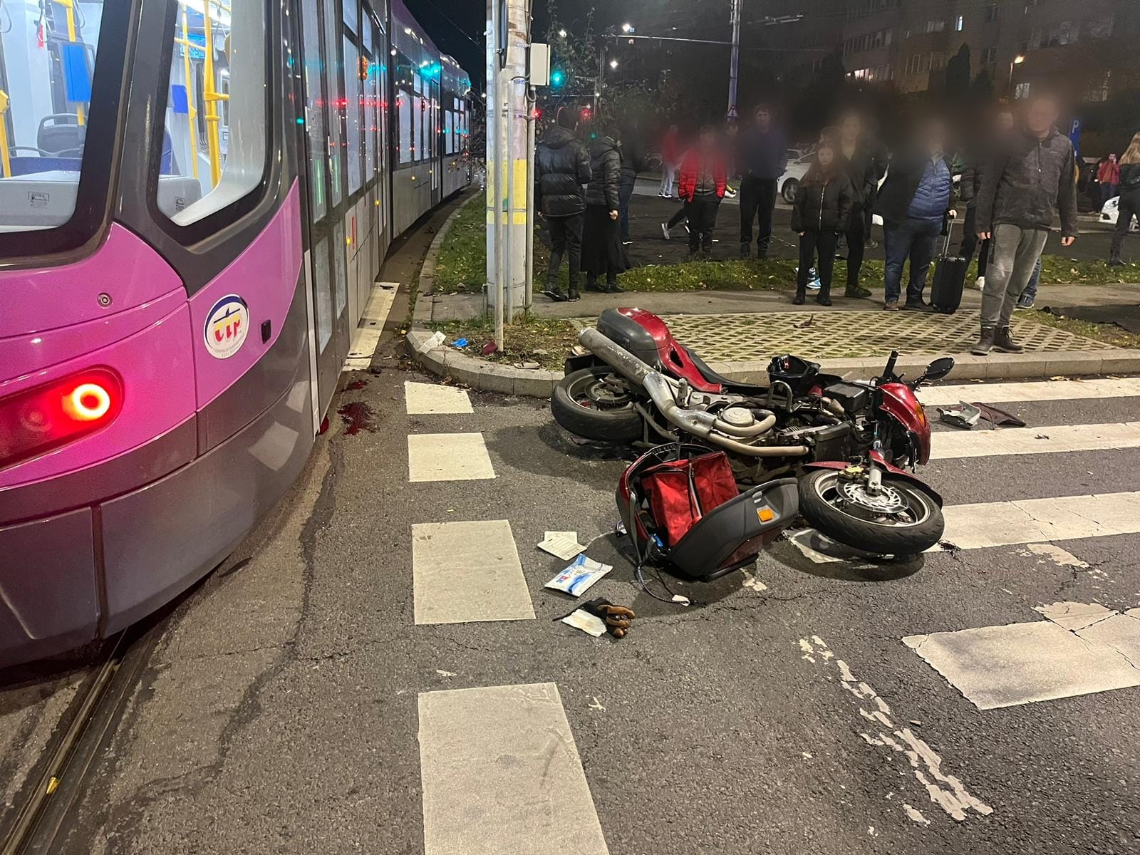 Accident intre un moticiclist si un tramvai sub Podul Calvaria - FOTO