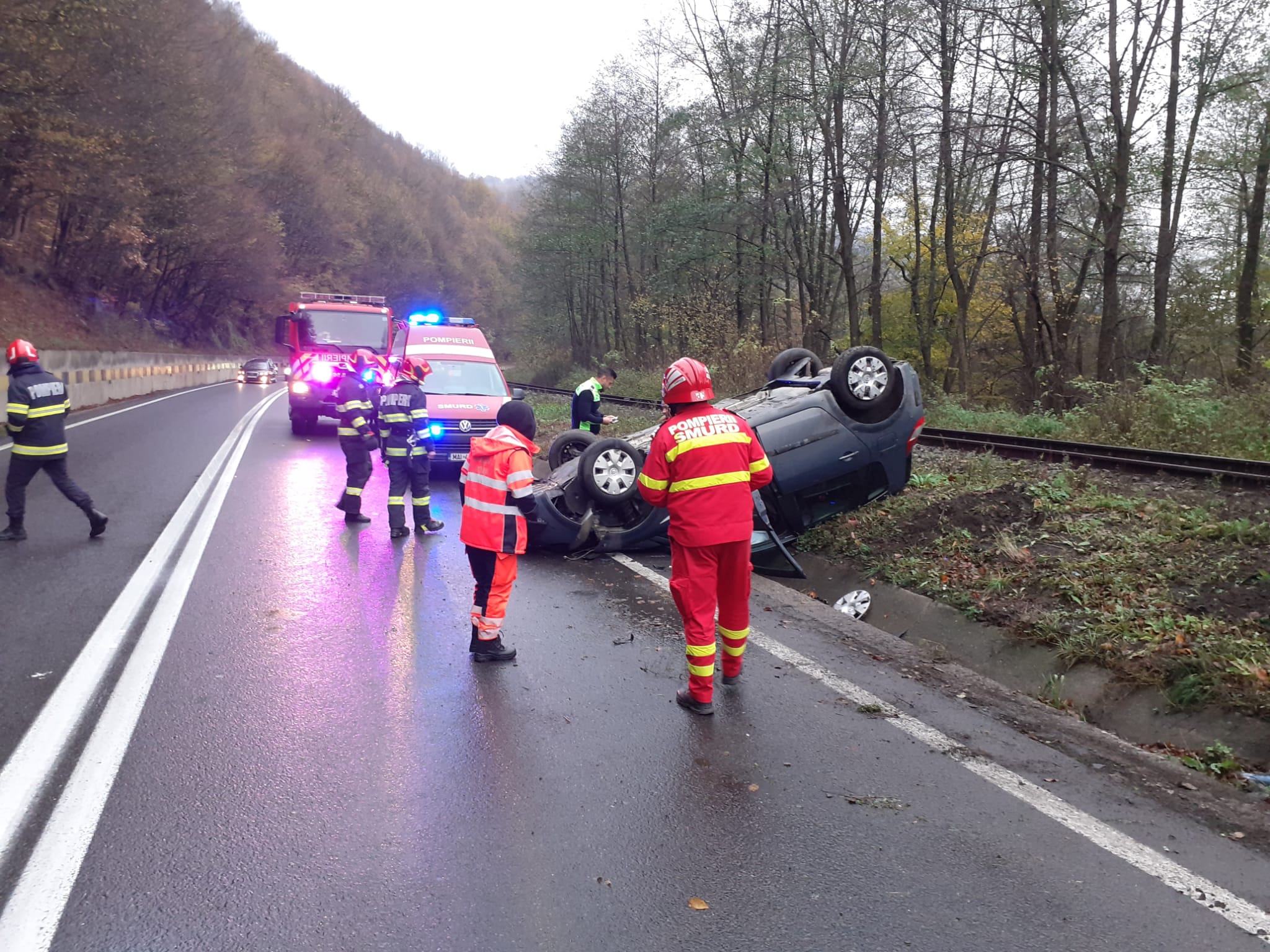 Accidente în lanț în Cluj! ISU intervine pe DN1 E60, în localitatea Negreni o mașină s-a răsturnat - FOTO