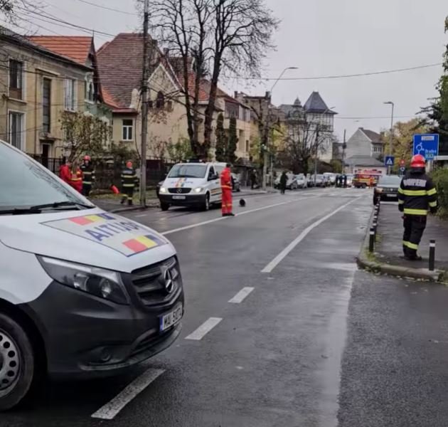 Alertă la Cluj-Napoca! O stradă a fost închisă din cauza unui bagaj suspect/ Pirotehniștii, intervenție la fața locului